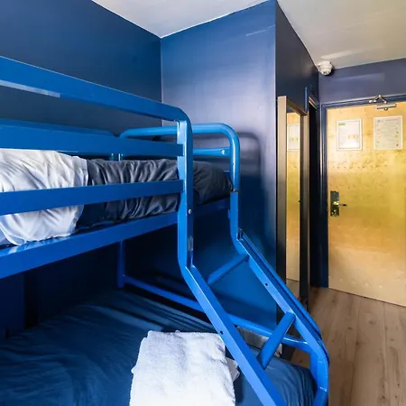 Sheilas Tourist אכסניה *